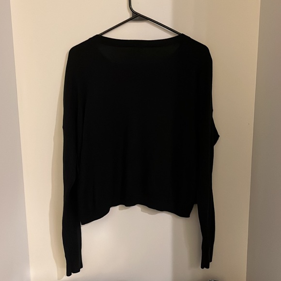 Simple black sweater - Picture 2 of 5